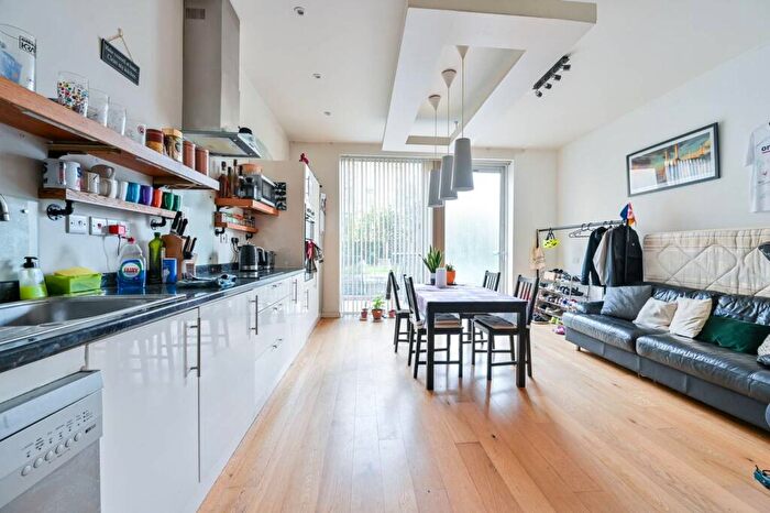 2 Bedroom Flat To Rent In Steedman Street, Elephant And Castle, London, SE17