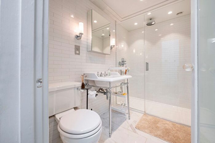 1 Bedroom Flat For Sale In Ladbroke Gardens, Notting Hill, W11