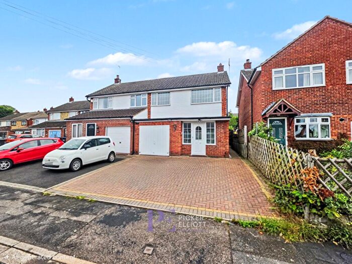 3 Bedroom Semi-Detached House For Sale In Milton Close, Hinckley, LE10