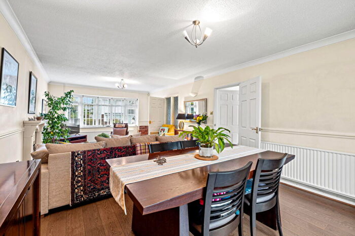 3 Bedroom Link Detached House For Sale In St. Andrews Close, Mayals, Swansea, SA3
