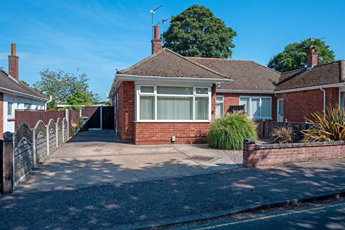 3 Bedroom Semi-Detached Bungalow For Sale In Spencer Avenue, Gorleston, NR31