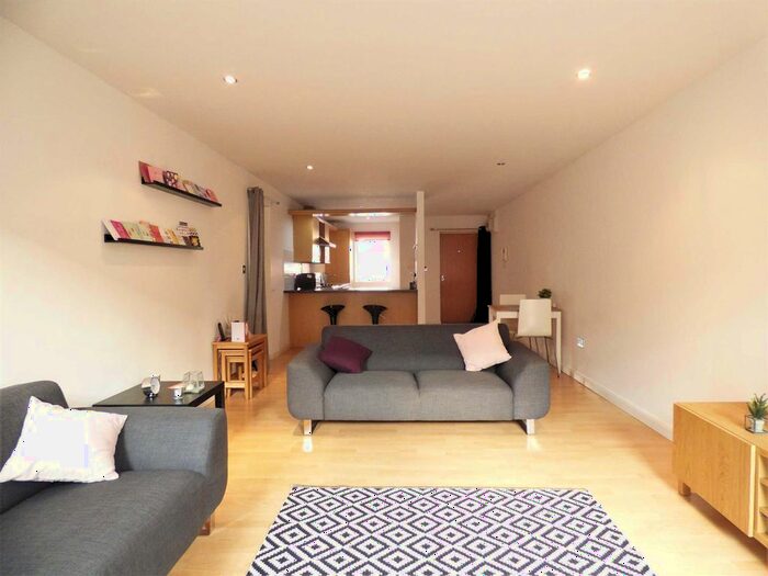 2 Bedroom Flat To Rent In Kingston Court, Kingston Square, Hull, HU2
