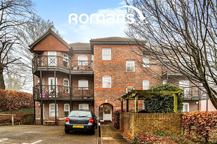 2 Bedroom Flat For Sale In Shrubbery Close, High Wycombe, Buckinghamshire, HP13