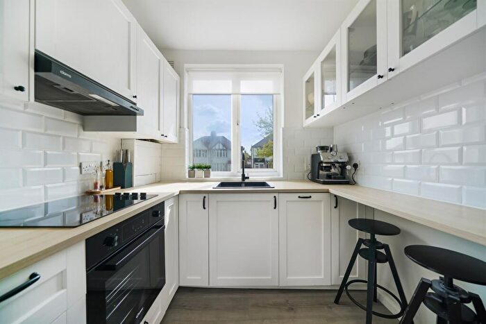 3 Bedroom Maisonette For Sale In Colindeep Lane, Colindale, NW9