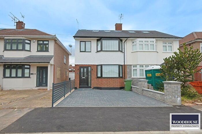 4 Bedroom Semi-Detached House To Rent In Tovey Avenue, Hoddesdon, EN11
