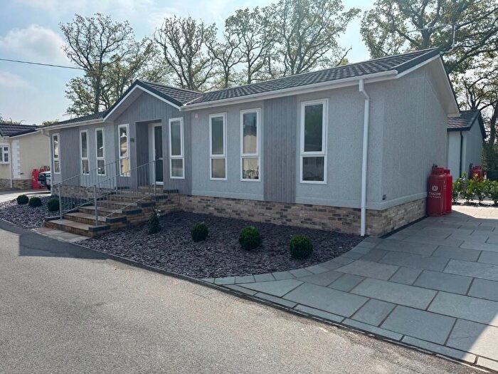 2 Bedroom Mobile/park Home For Sale In Organford, Poole, BH16