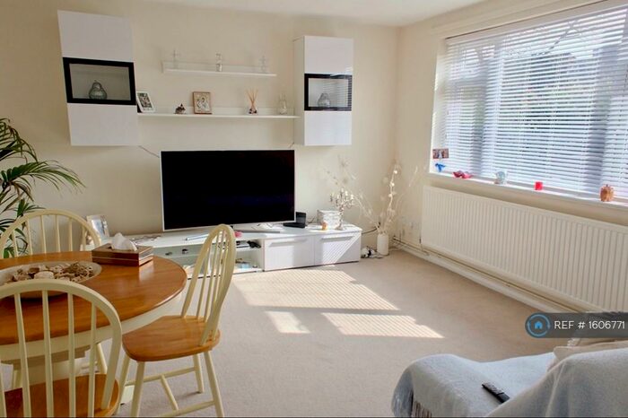 2 Bedroom Flat To Rent In Josephs Road, Guildford, GU1