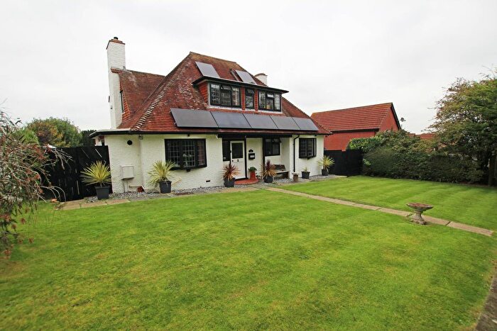 4 Bedroom Detached House For Sale In The Close, Off Huggetts Lane, Eastbourne, BN22