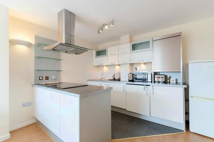 2 Bedroom Flat To Rent In Throwley Way, Sutton, SM1