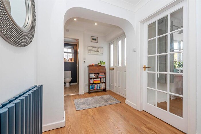 4 Bedroom Detached House For Sale In Oakdene Close, Claverdon, Warwick, CV35