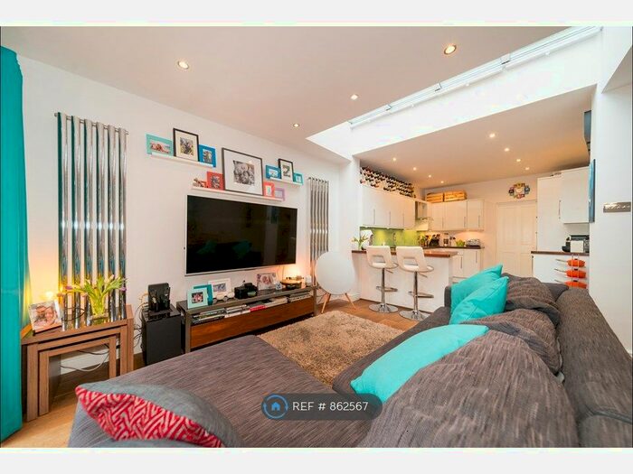 2 Bedroom Flat To Rent In Laitwood Road, London, SW12