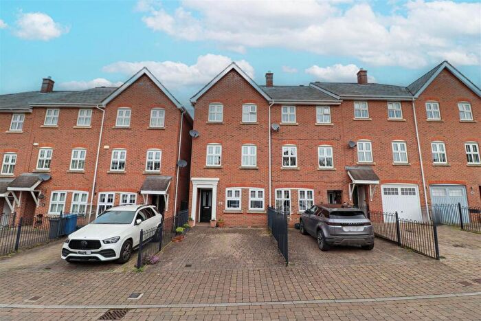 3 Bedroom Town House For Sale In Kingsley Square, Fleet, GU51