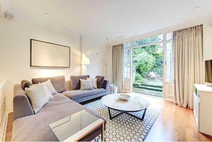 3 Bedroom Property To Rent In Cadogan Square, Knightsbridge, SW1X
