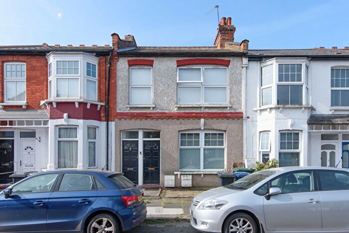 2 Bedroom Maisonette For Sale In Grange Avenue, Woodside Park, London, N12