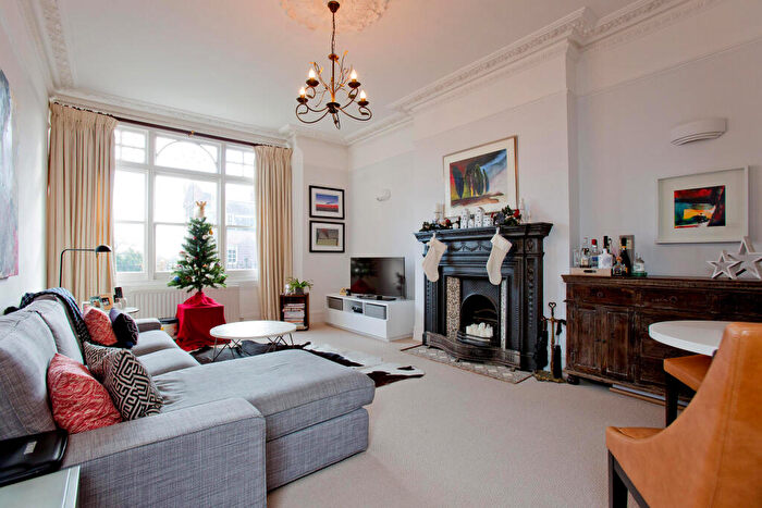 2 Bedroom Apartment To Rent In Well Walk, Hampstead, London, NW3
