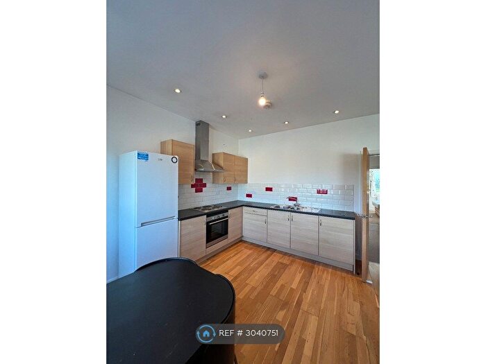 2 Bedroom Flat To Rent In Bronwydd Road, Carmarthen, SA31
