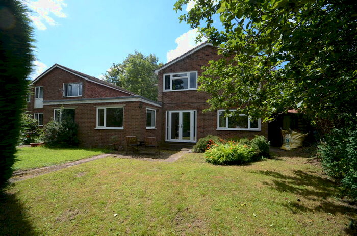 4 Bedroom Link Detached House To Rent In Lowfield Road, Caversham, RG4