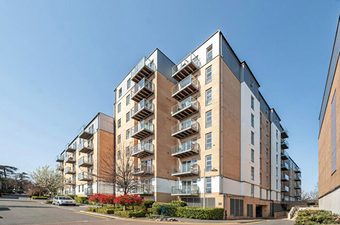 2 Bedroom Apartment For Sale In Queen Mary Avenue, London, E18