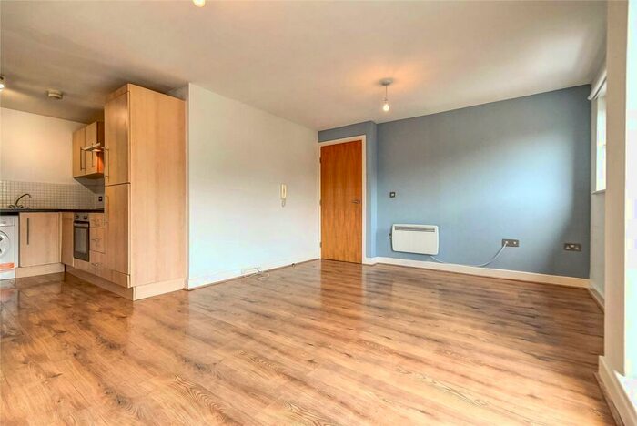 2 Bedroom Flat To Rent In Spring Street, Hull, East Yorkshire, HU2