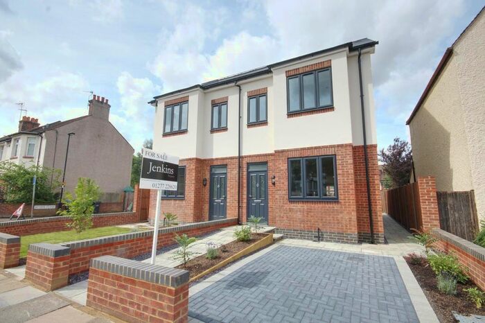 3 Bedroom Semi-Detached House To Rent In Drapers Road, Enfield, EN2