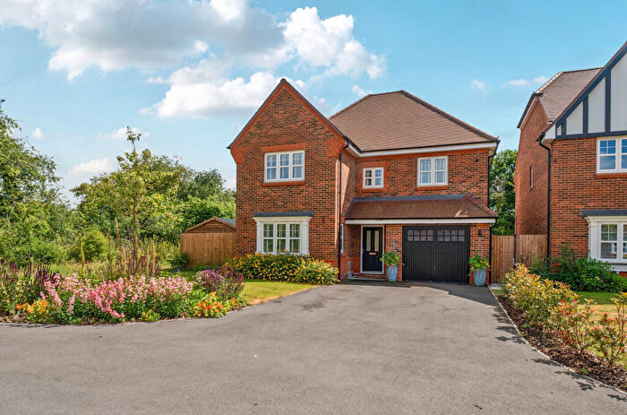 4 Bedroom Detached House For Sale In Kingston Close, Tongham, Surrey, GU10