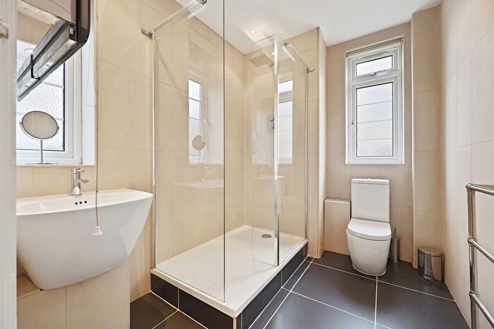 1 Bedroom Flat To Rent In Pembroke Road, Kensington, London, W8