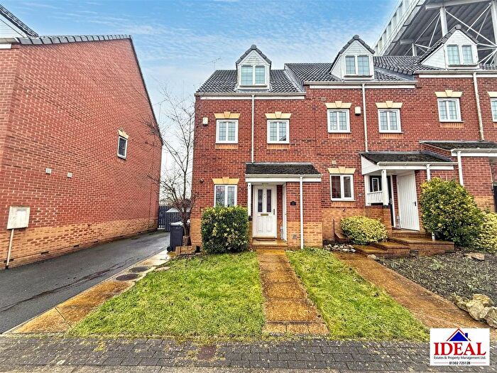 3 Bedroom Town House For Sale In Swan Court, Askern, Doncaster, DN6