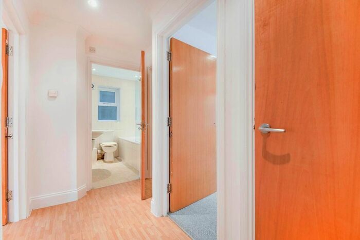 2 Bedroom Flat To Rent In Brocket Road, Hoddesdon, EN11