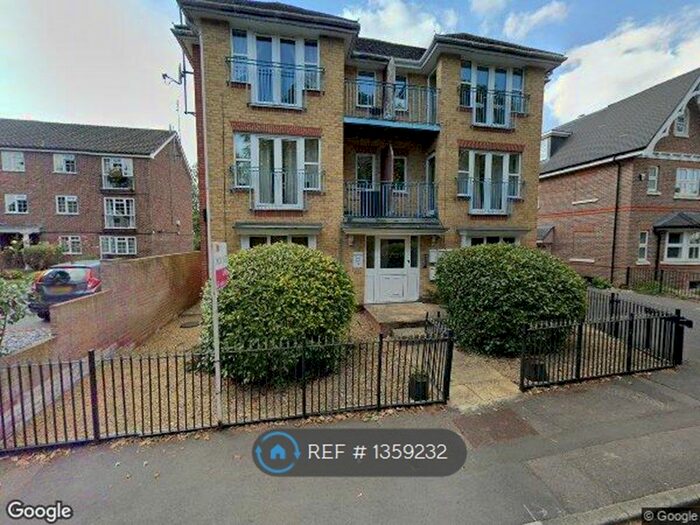 2 Bedroom Flat To Rent In Hazelwood Court, Maidenhead, SL6
