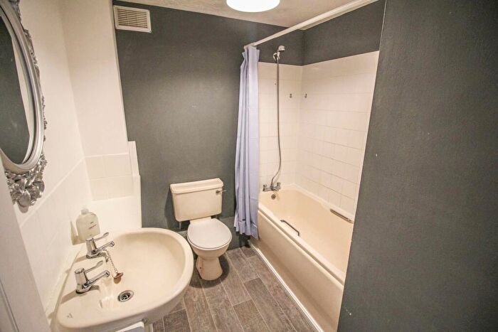 2 Bedroom Flat For Sale In Rowan Place - Excellent Amenities & Access, M5