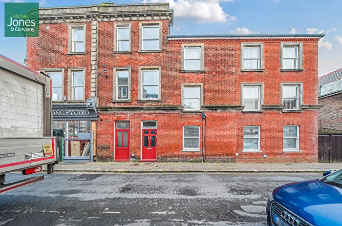 2 Bedroom Flat To Rent In Thorn Road, Worthing, West Sussex, BN11