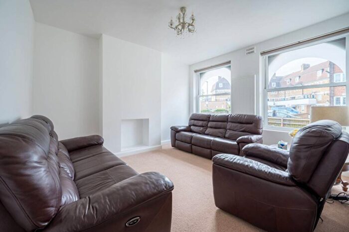 2 Bedroom Flat To Rent In Kenbury Gardens, Brixton, London, SE5