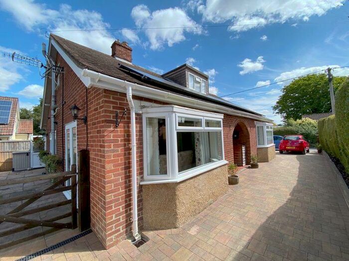 Houses for sale & to rent in BA12 0BY, Firbank Crescent, Warminster