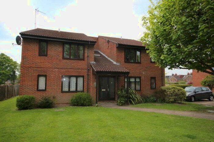 1 Bedroom Flat To Rent In Trenear Close, Horsham, RH13
