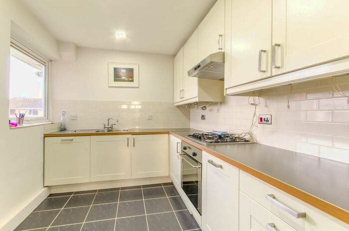 3 Bedroom Flat To Rent In Chase Road, Oakwood, London, N14