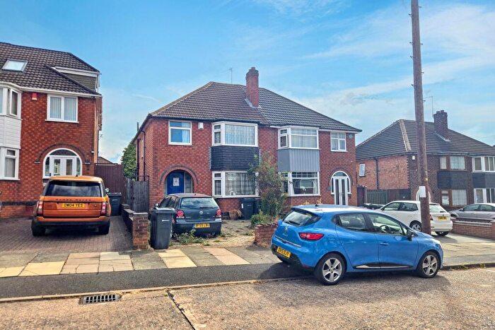 3 Bedroom Semi-Detached House For Sale In Fairbourne Avenue, Birmingham, B44