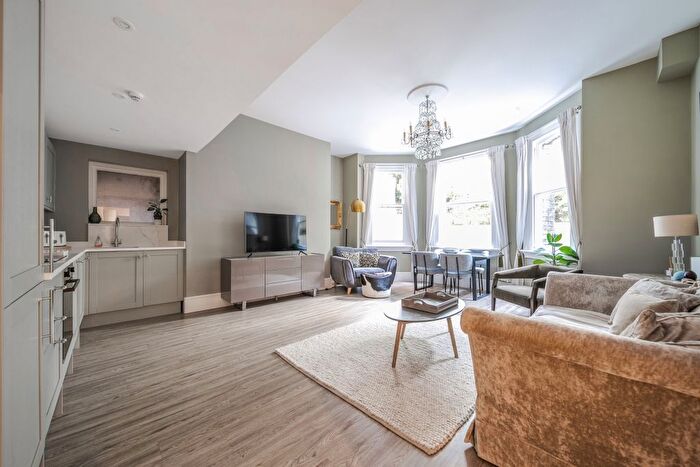 2 Bedroom Flat To Rent In Grand Avenue, Hove, BN3