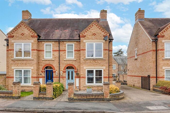 3 Bedroom Semi-Detached House For Sale In Heathcliff Avenue, Fairfield, SG5