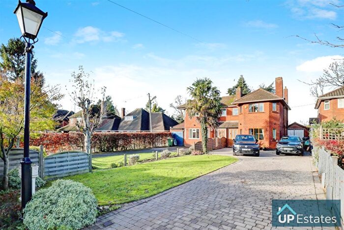 3 Bedroom Semi-Detached House For Sale In Coventry Road, Bulkington, CV12