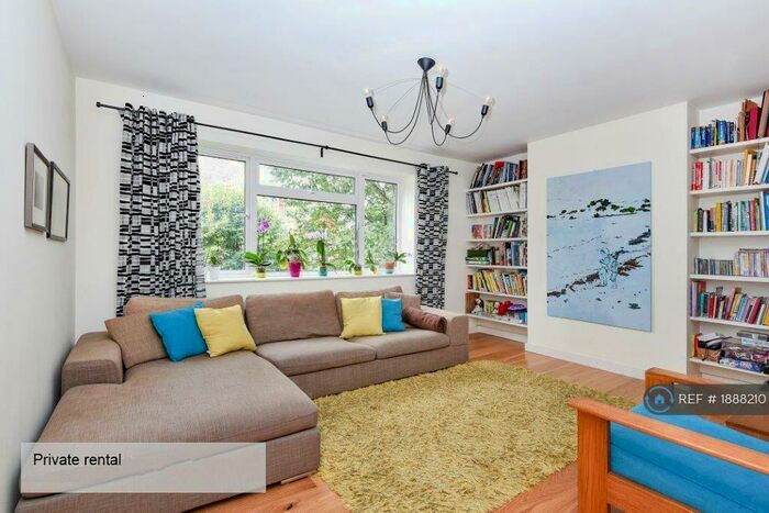 3 Bedroom Flat To Rent In Crescent Road, London, N8
