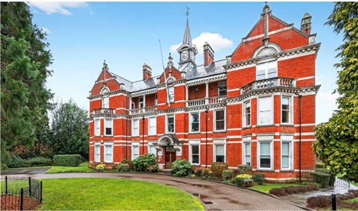 1 Bedroom Flat For Sale In Grove Close, Epsom, KT19