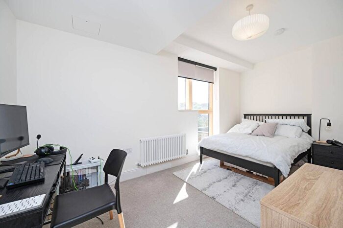 2 Bedroom Flat To Rent In Mile End Road, Tower Hamlets, London, E1