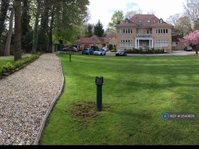 2 Bedroom Flat To Rent In Elmwood Court, Leeds, LS8