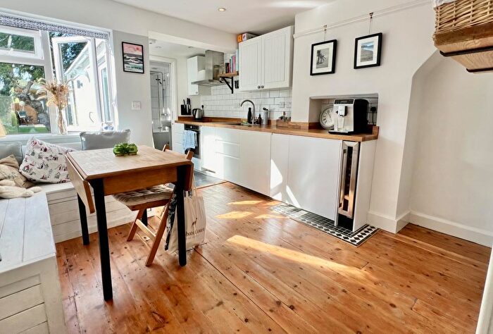 2 Bedroom Cottage For Sale In Kingsbury Lane, Ringwood, BH24