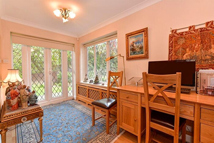 4 Bedroom Detached House For Sale In Grovewood Place, Woodford Green, Essex, IG8