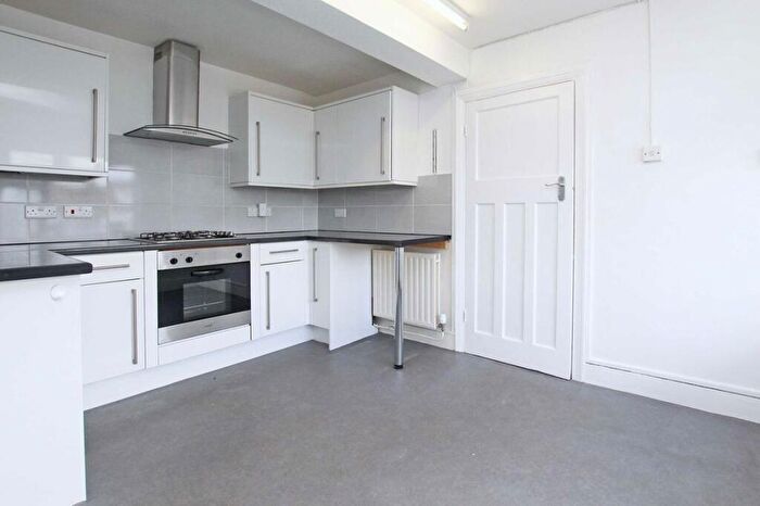 2 Bedroom Flat To Rent In Richmond Road, Richmond, KT2
