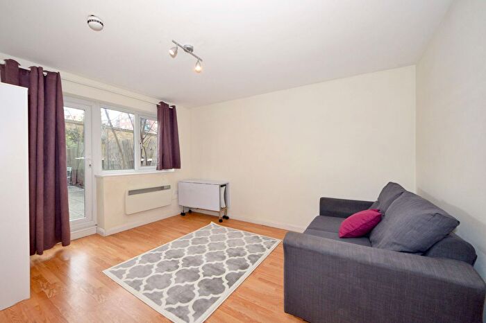 Terraced House To Rent In Lena Gardens, London, W6
