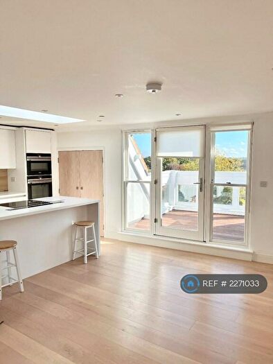 2 Bedroom Flat To Rent In King Georges Walk, Esher, KT10