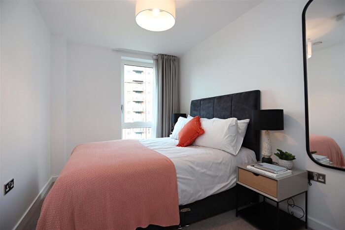 3 Bedroom Flat To Rent In Lockside Lane, Salford, M5