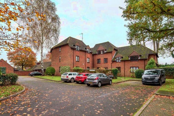 2 Bedroom Ground Flat To Rent In Summerhouse Road, Godalming, GU7